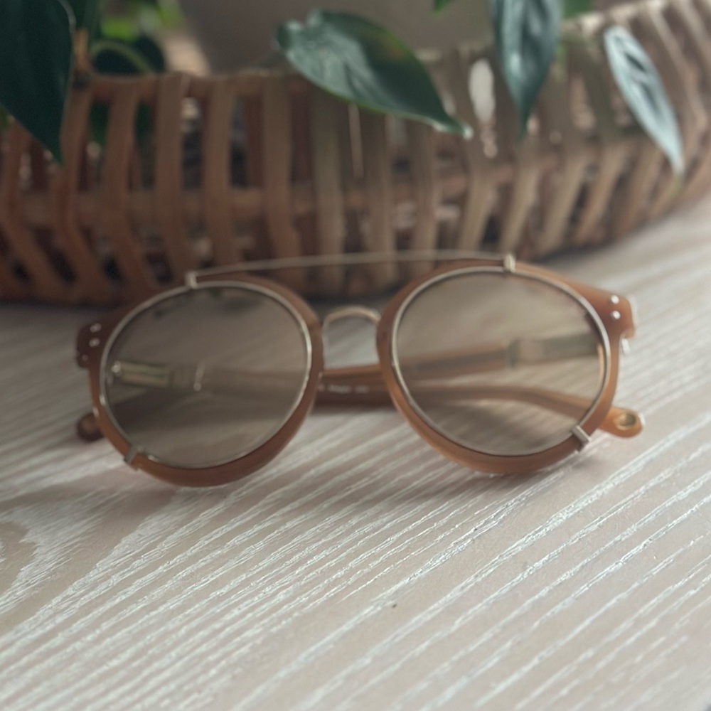 Henri Bendel Maggie Sunglasses, glasses only - no case